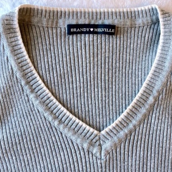 Brandy Melville Milena Sweater - Picture 4 of 6